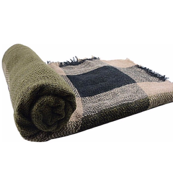 🆕 NWOT Green Plaid Cozy Fall Scarf - Picture 3 of 5